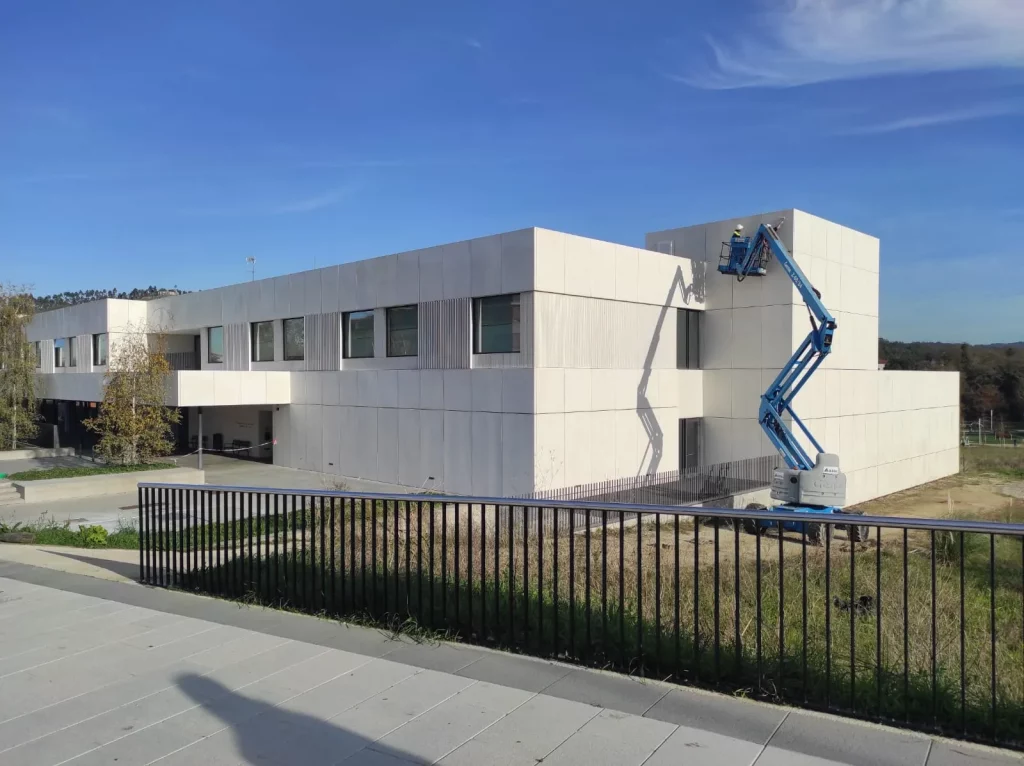 Grúa instalando un módulo prefabricado en un proyecto de construcción industrializada rápida.