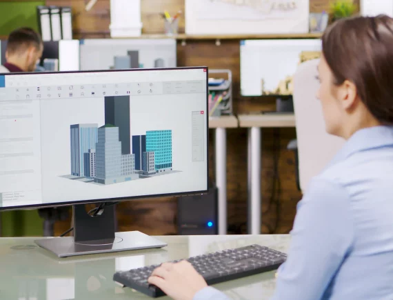 Una arquitecta utiliza una tablet con un modelo BIM digital para supervisar la ejecución de una obra de construcción moderna