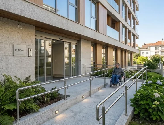 Acceso principal a edificio moderno en Galicia diseñado bajo criterios de edificación inclusiva.